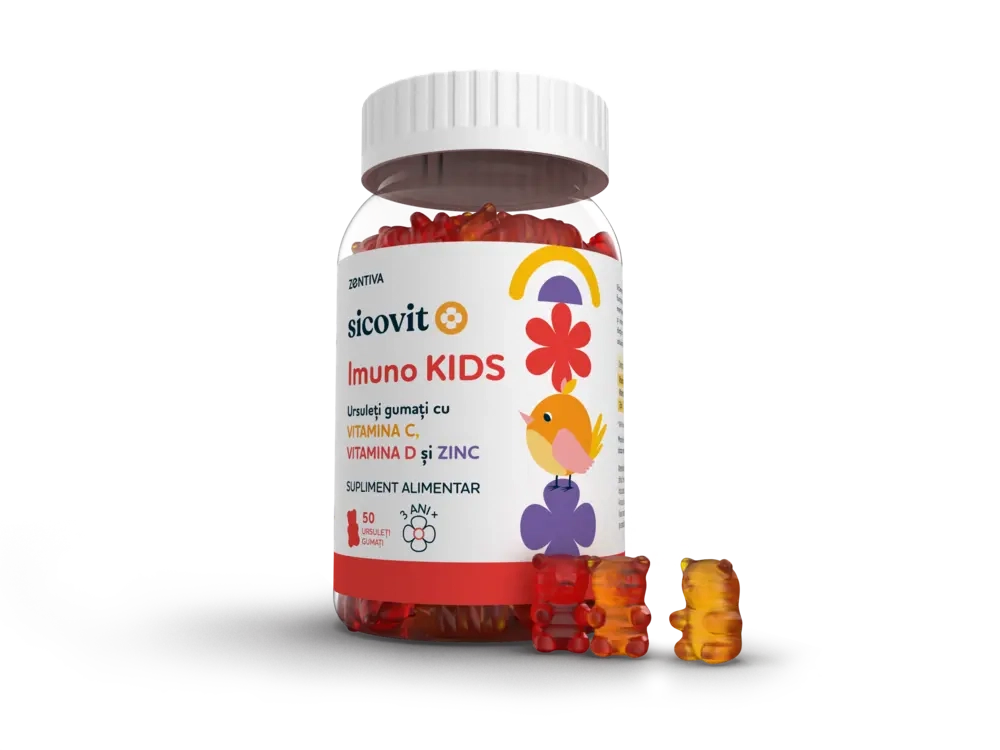 Borcan de Sicovit Imuno KIDS – supliment alimentar sub formă de ursuleți gumați, cu vitaminele C, D și zinc. Ambalaj colorat, cu elemente grafice vesele și ilustrații de păsări și flori. Conține 50 de ursuleți gumați, destinați copiilor peste 3 ani, pentru susținerea sistemului imunitar.
